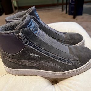 PUMA Sneakers Grey nubuck and metallic. Slip-on with side zipper.